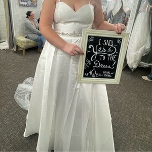 Selling wedding dress! Never been worn. Would like $400 for it (: